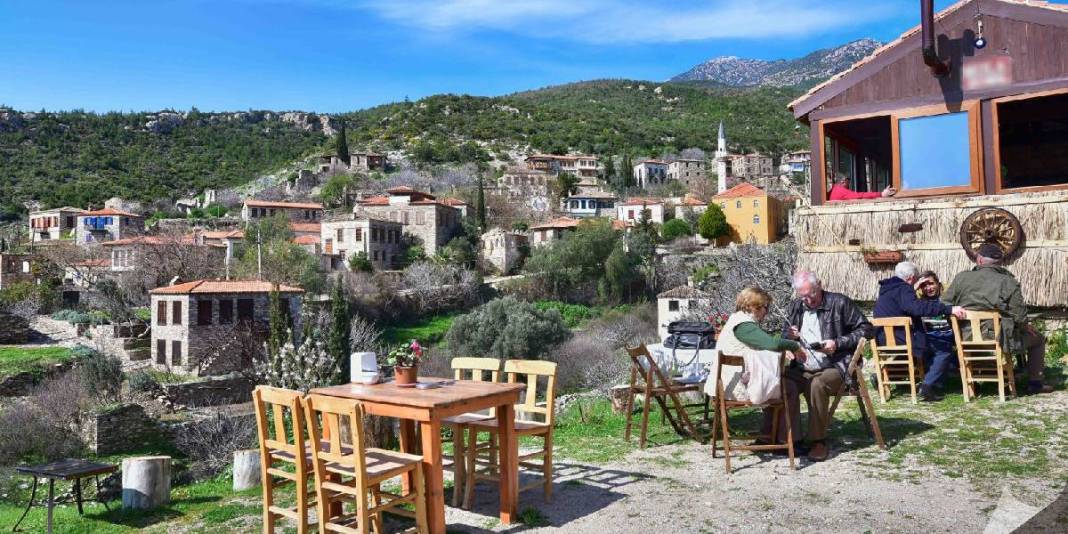 Burada zaman çok yavaş akıyor! Taş konakları, Rum mimarisi büyülüyor: Denize çıkan sokakları başka bir dünyaya götürüyor 2